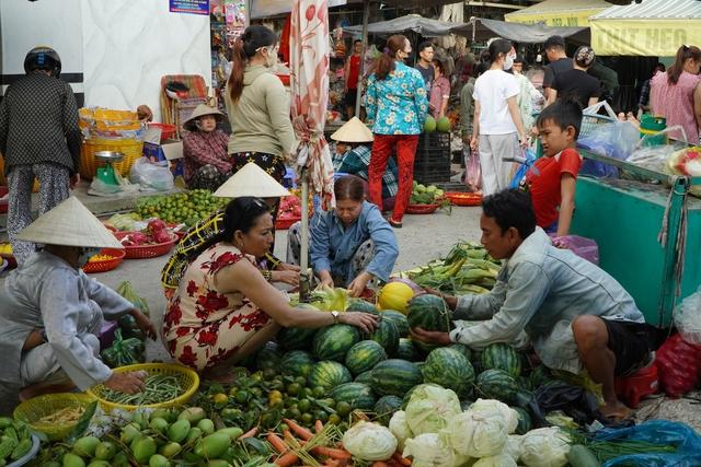 Chợ quê  miền Tây 29 tết: bánh 2.000 đồng, rau mua 1.000 đồng vẫn bán - Ảnh 2.