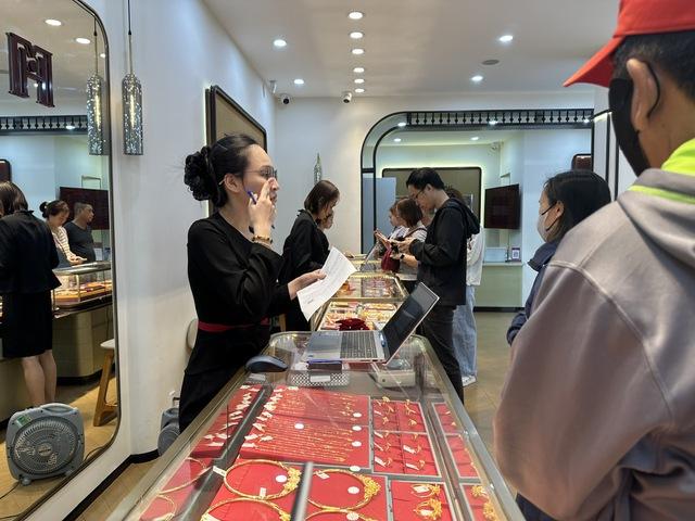 Khách tranh thủ mua vàng, bạc trước ngày vía Thần tài- Ảnh 2.