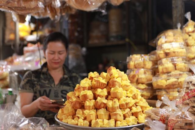 Chợ Bà Hoa thơm mùi bánh, mùi mắm xứ Quảng: Tết không về, vào chợ là thấy quê - Ảnh 2.