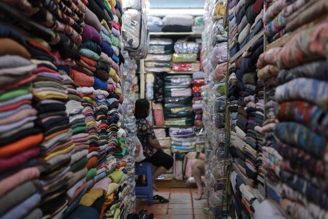 Chợ Tân Định níu chân khách bằng những giá trị thủ công - Ảnh 2.