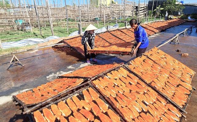 Ngày cuối năm tàu cá Cái Đôi Vàm rời bến mang tết ra biển   - Ảnh 2.