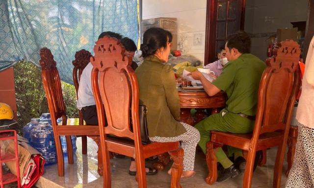 Điều tra vụ 2 người tử vong, 3 người cấp cứu nghi do ngộ độc rượu- Ảnh 1.
