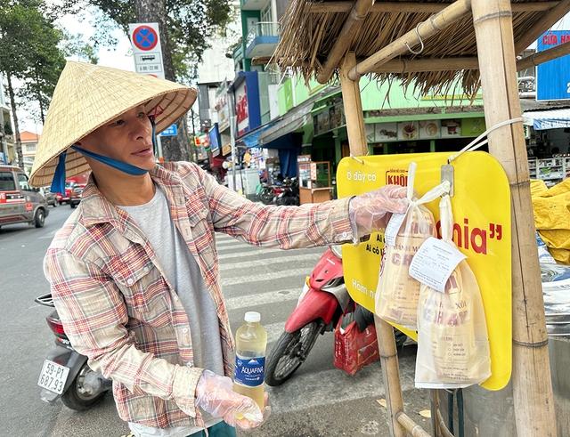 Lan tỏa trên mạng xã hội: 'Bánh mì sẻ chia' ở TP.HCM - Ảnh 2.