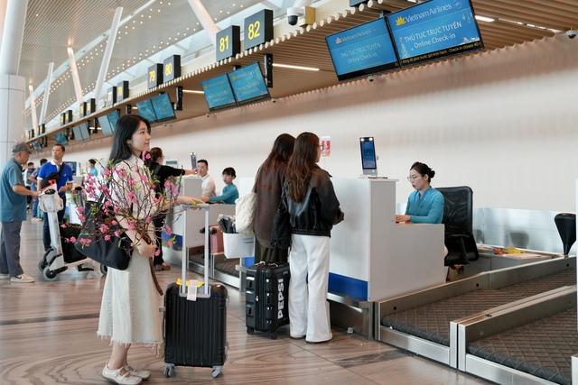 Tân Sơn Nhất 'nóng hầm hập' sát tết, các hãng khuyến cáo người dân đến sớm 3tiếng - Ảnh 2.