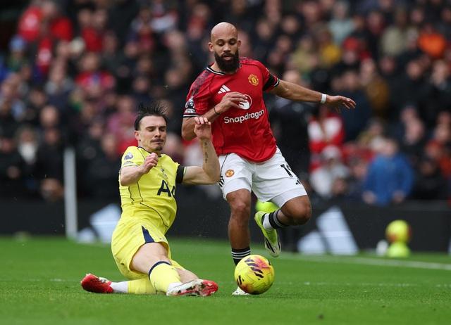 M.U lại thăng hoa, đánh bại Tottenham: HLV Michael Carrick khiến ông Thomas Frank 'lâm nguy'- Ảnh 1.
