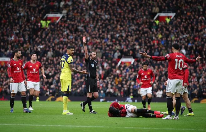 M.U lại thăng hoa, đánh bại Tottenham: HLV Michael Carrick khiến ông Thomas Frank 'lâm nguy'- Ảnh 4.