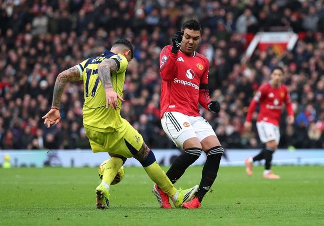 M.U lại thăng hoa, đánh bại Tottenham: HLV Michael Carrick khiến ông Thomas Frank 'lâm nguy'- Ảnh 5.