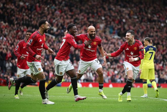 M.U lại thăng hoa, đánh bại Tottenham: HLV Michael Carrick khiến ông Thomas Frank 'lâm nguy'- Ảnh 2.
