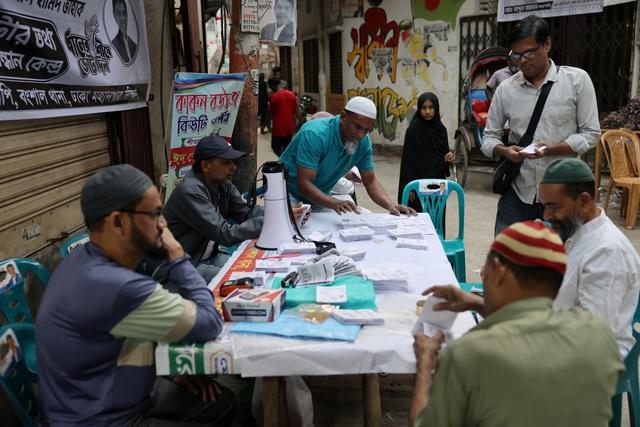 Bangladesh bầu trong, chọn cả ngoài - Ảnh 1.