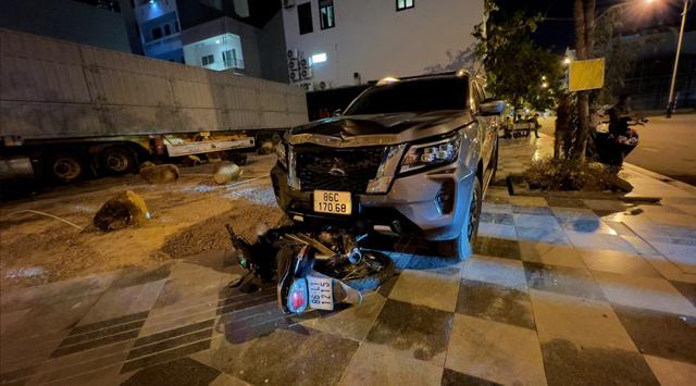 Ô tô tông chết người và kéo lê xe máy dài cả cây số ở Phan Thiết - Ảnh 1.