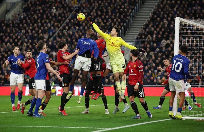 HLV Everton cay đắng thừa nhận M.U thắng may mắn, HLV Carrick ca ngợi hết lời 2 nhân vật đặc biệt- Ảnh 2.
