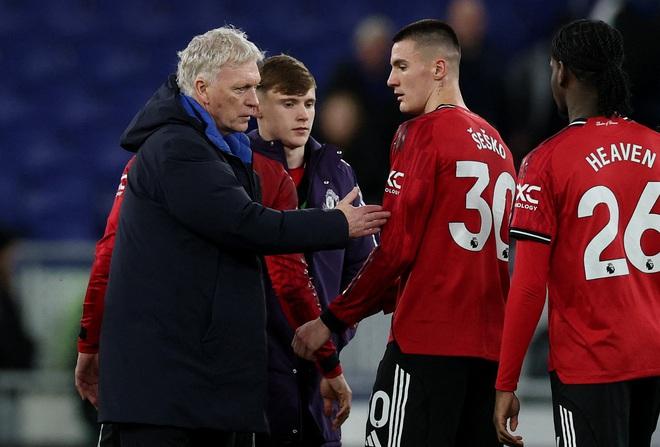 HLV Everton cay đắng thừa nhận M.U thắng may mắn, HLV Carrick ca ngợi hết lời 2 nhân vật đặc biệt- Ảnh 6.