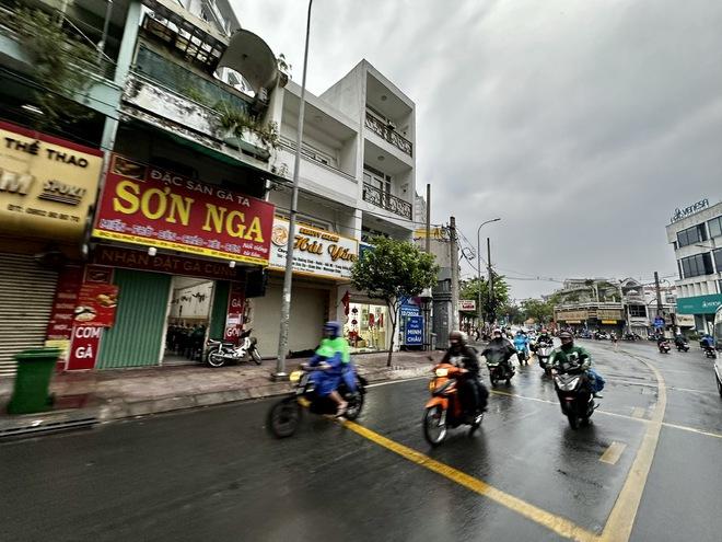 Sáng ngày vía Thần tài, TP.HCM mưa trái mùa trên diện rộng, cảnh báo mưa lớn- Ảnh 8.