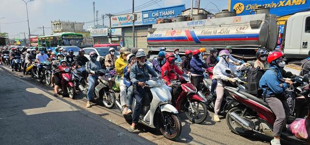 Mùng 5 tết, người dân quay lại TP.HCM: Cửa ngõ phía tây đông đúc nhưng không kẹt xe- Ảnh 2.