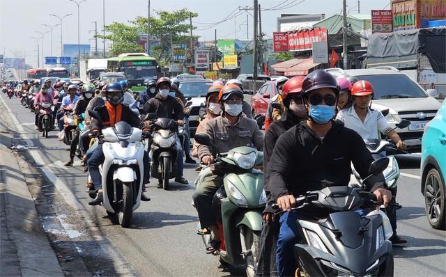 Mùng 5 tết, người dân quay lại TP.HCM: Cửa ngõ phía tây đông đúc nhưng không kẹt xe- Ảnh 1.