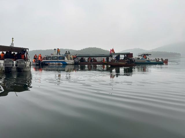 Đặc công người nhái tìm thấy 1 thi thể trong vụ lật tàu trên hồ Thác Bà - Ảnh 2.