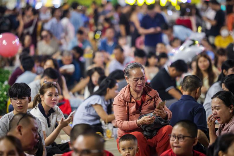 'Biển người' ở trung tâm TP.HCM chờ ngắm pháo hoa giao thừa Tết Bính Ngọ 2026 - Ảnh 10.