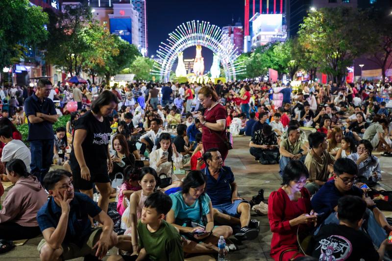 'Biển người' ở trung tâm TP.HCM chờ ngắm pháo hoa giao thừa Tết Bính Ngọ 2026 - Ảnh 7.