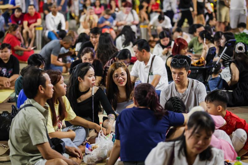 'Biển người' ở trung tâm TP.HCM chờ ngắm pháo hoa giao thừa Tết Bính Ngọ 2026 - Ảnh 1.