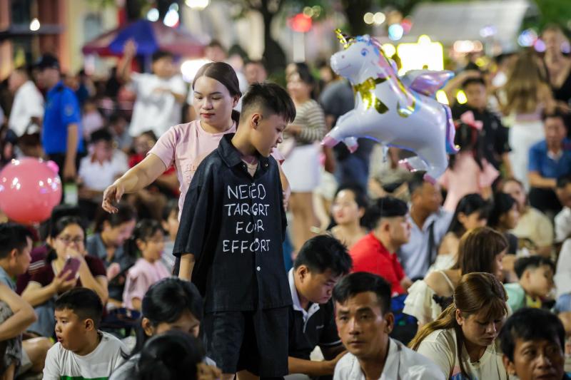 'Biển người' ở trung tâm TP.HCM chờ ngắm pháo hoa giao thừa Tết Bính Ngọ 2026 - Ảnh 6.