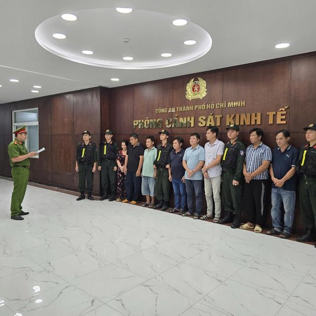 Công an TP . HCM triệt phá đường dây sản xuất và buôn bán xăng giả RON A95 - Ảnh 1.