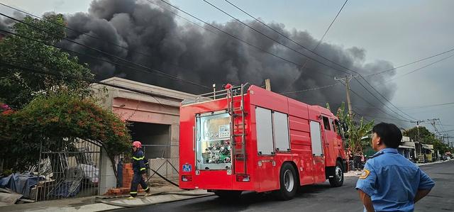TP.HCM: Nỗ lực dập tắt vụ cháy kho nệm tại xã Củ Chi- Ảnh 3.