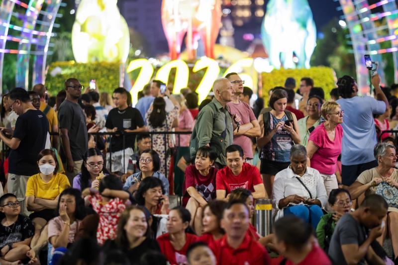 'Biển người' ở trung tâm TP.HCM chờ ngắm pháo hoa giao thừa Tết Bính Ngọ 2026 - Ảnh 3.