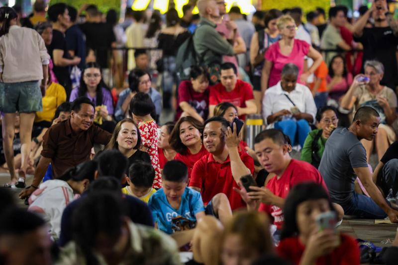 'Biển người' ở trung tâm TP.HCM chờ ngắm pháo hoa giao thừa Tết Bính Ngọ 2026 - Ảnh 2.