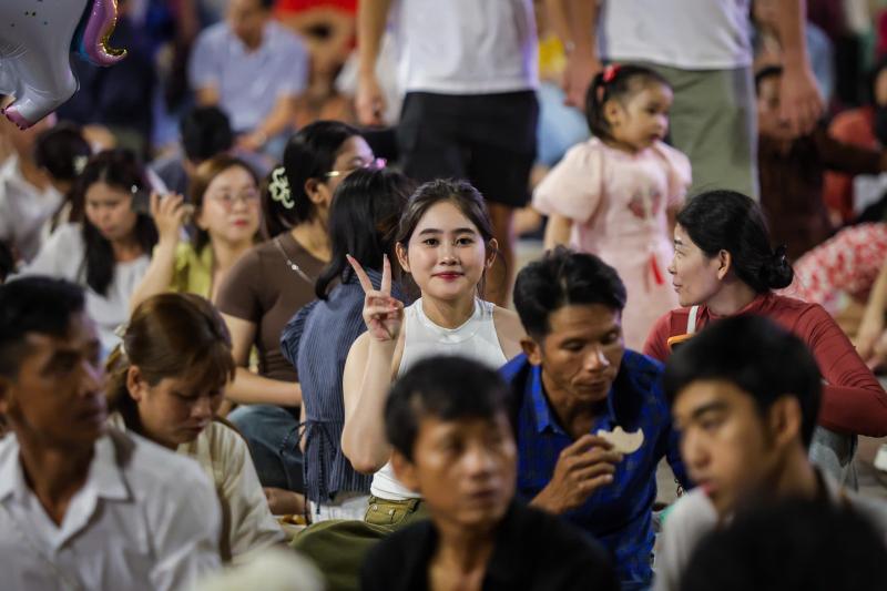 'Biển người' ở trung tâm TP.HCM chờ ngắm pháo hoa giao thừa Tết Bính Ngọ 2026 - Ảnh 8.