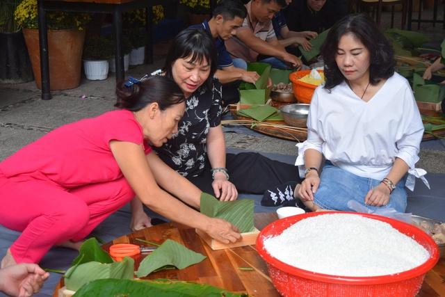 Khách sạn Yasaka Nha Trang 'cầm tay chỉ việc' du khách gói bánh chưng tết

- Ảnh 2.