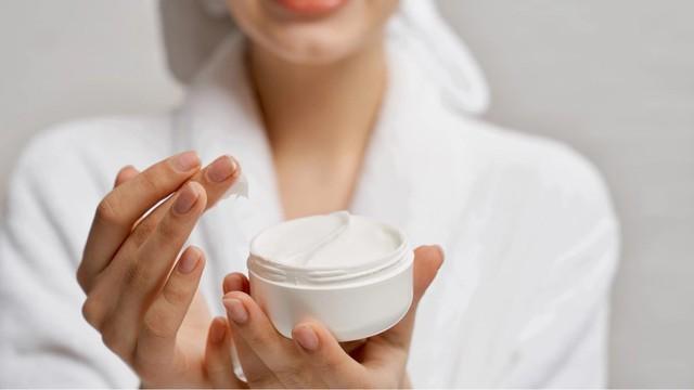 3 lỗi sai ‘tưởng không hại mà hại không tưởng’ khiến da tụt dốc vì khô khốc - Ảnh 3.