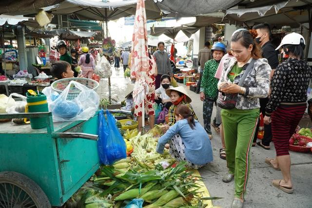 Chợ quê  miền Tây 29 tết: bánh 2.000 đồng, rau mua 1.000 đồng vẫn bán - Ảnh 5.