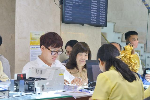 Khách hàng ùn ùn đi mua vàng Thần tài từ sáng sớm- Ảnh 4.