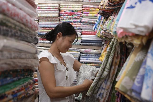 Chợ Tân Định níu chân khách bằng những giá trị thủ công - Ảnh 3.