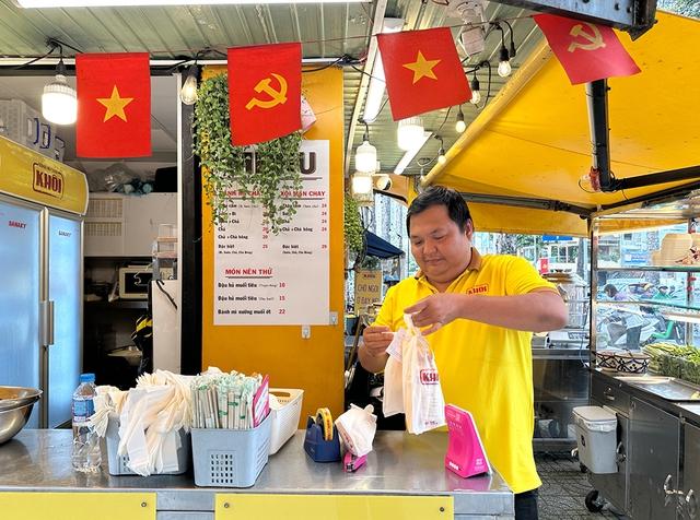 Lan tỏa trên mạng xã hội: 'Bánh mì sẻ chia' ở TP.HCM - Ảnh 3.