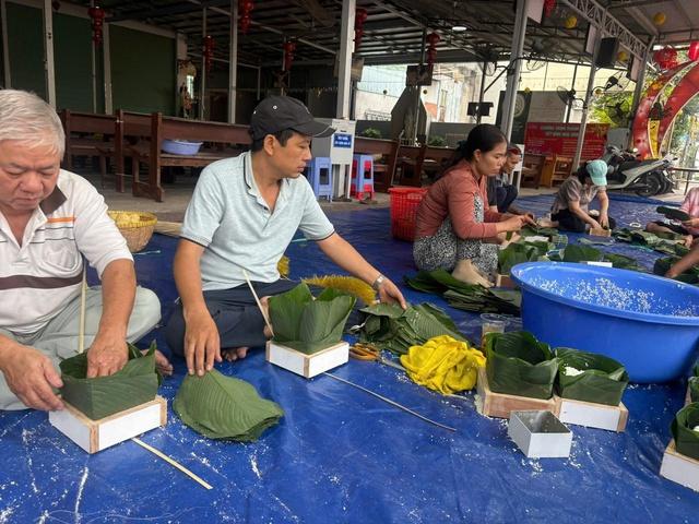 Người Công giáo ở TP.HCM đến nhà thờ gói bánh chưng làm điều đặc biệt dịp tết  - Ảnh 1.