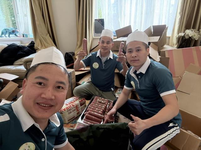 Người Việt ở Anh huy động cả nhà gói bánh chưng, giò chả vẫn không đủ bán- Ảnh 3.