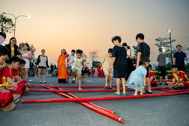 Sắc xuân tại Waterpoint: Hàng ngàn du khách say lòng trước đường hoa rạng rỡ- Ảnh 4.