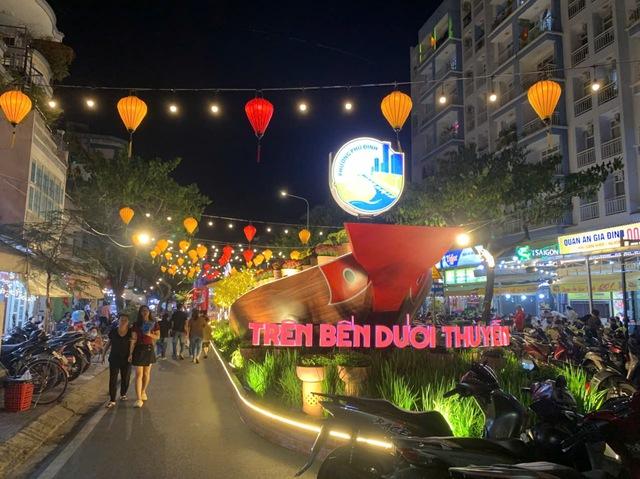 Chợ hoa 'Trên bến dưới thuyền' hot rần rần: Giới trẻ check-in trước giờ G - Ảnh 3.