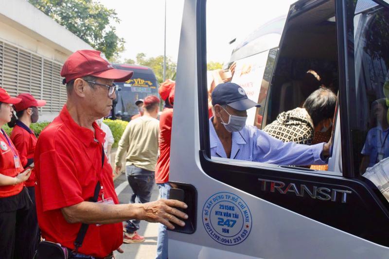 Hàng trăm bệnh nhân ung thư về quê đón tết: 'Cầm vé mà nước mắt trào ra'- Ảnh 6.