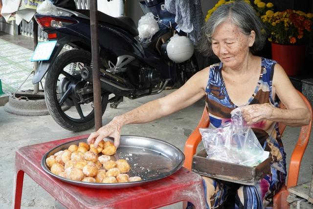 Chợ quê  miền Tây 29 tết: bánh 2.000 đồng, rau mua 1.000 đồng vẫn bán - Ảnh 6.