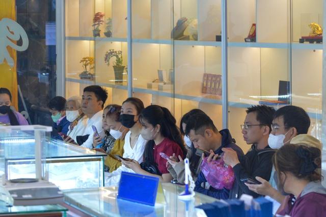 Khách hàng ùn ùn đi mua vàng Thần tài từ sáng sớm- Ảnh 3.