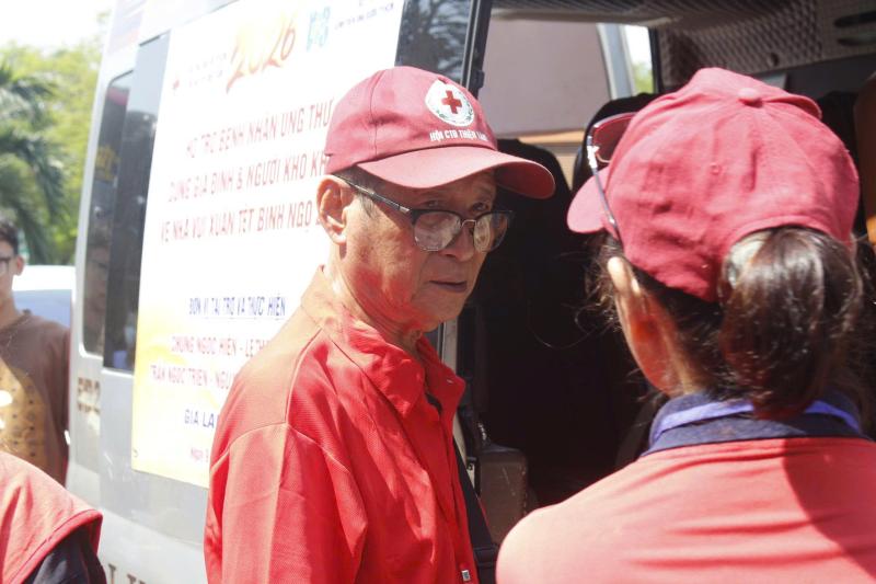 Hàng trăm bệnh nhân ung thư về quê đón tết: 'Cầm vé mà nước mắt trào ra'- Ảnh 5.