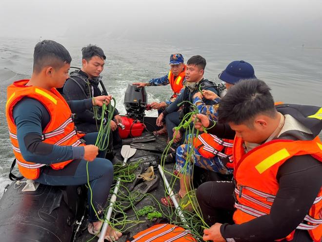 20 đặc công người nhái lặn tìm 6 nạn nhân mất tích trên hồ Thác Bà- Ảnh 3.