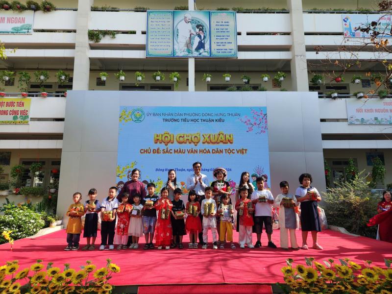 Cô hiệu trưởng ở TP.HCM mặc trang phục H'Mông, vui tết cùng học trò - Ảnh 23.