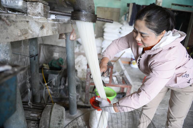 Cuộc sống ấm no, hạnh phúc nhờ làm miến gạo- Ảnh 4.