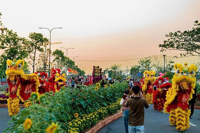 Sắc xuân tại Waterpoint: Hàng ngàn du khách say lòng trước đường hoa rạng rỡ- Ảnh 5.