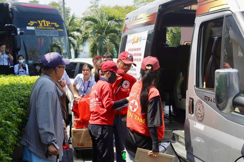Hàng trăm bệnh nhân ung thư về quê đón tết: 'Cầm vé mà nước mắt trào ra'- Ảnh 7.