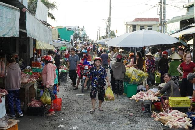 Chợ quê  miền Tây 29 tết: bánh 2.000 đồng, rau mua 1.000 đồng vẫn bán - Ảnh 3.