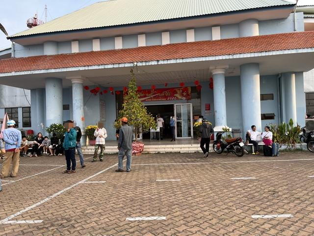 “Cò vé” trục lợi ở bến tàu đi Phú Quốc - Ảnh 6.